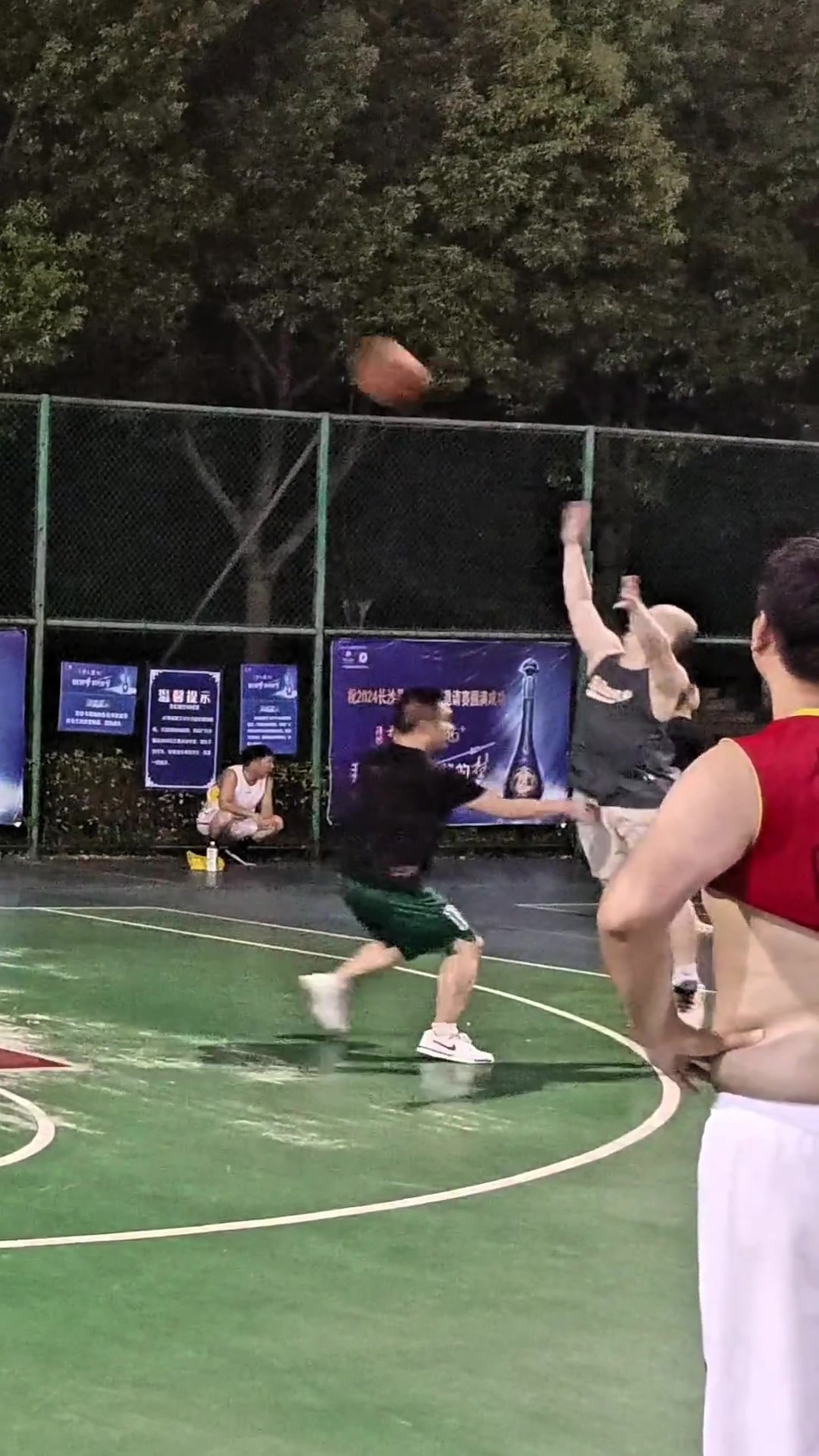 这防守谁顶得住，犯规了吗？