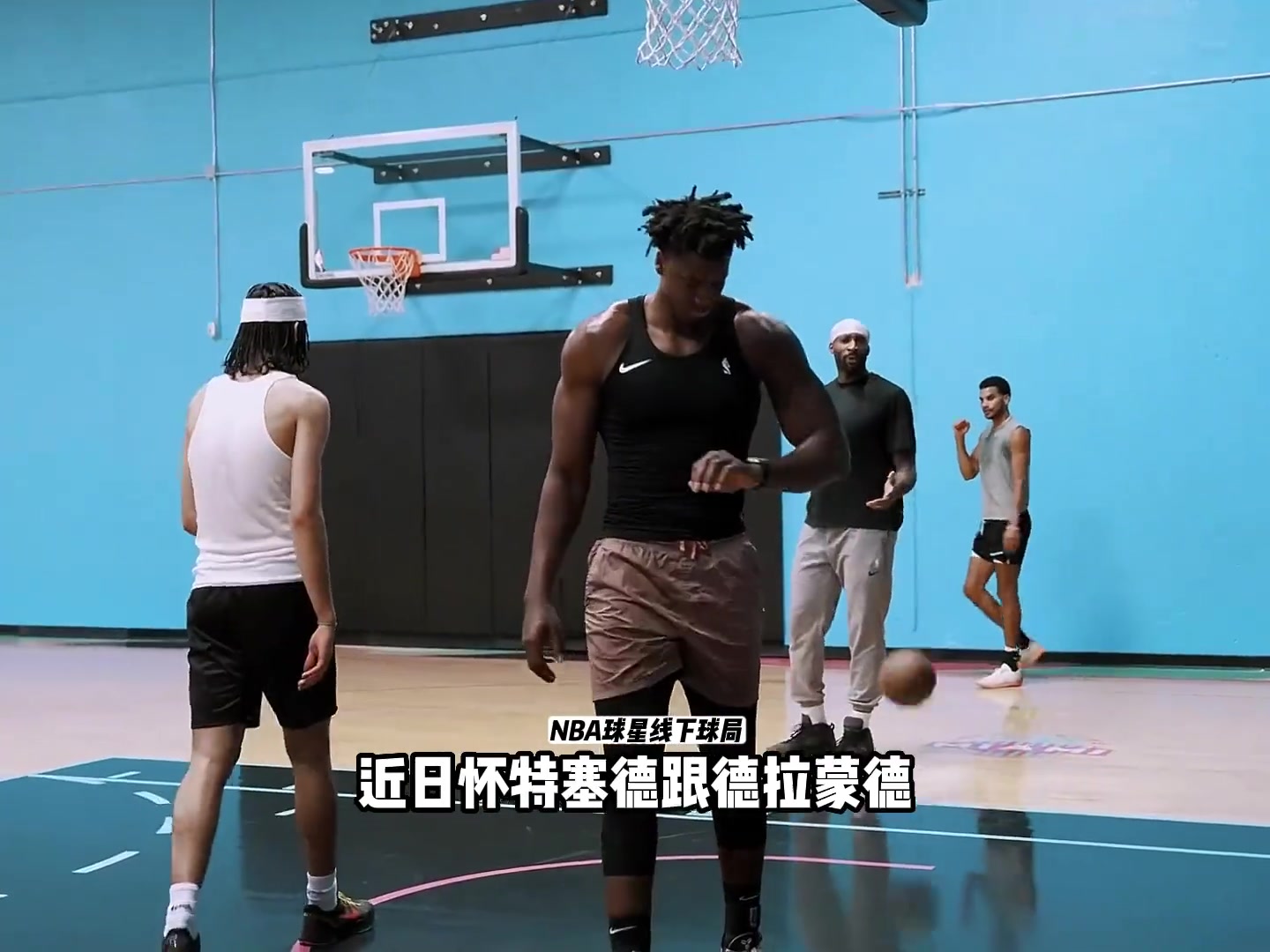 NBA的大中锋近距离看有多强壮？ 庄神在白边面前好小一只啊