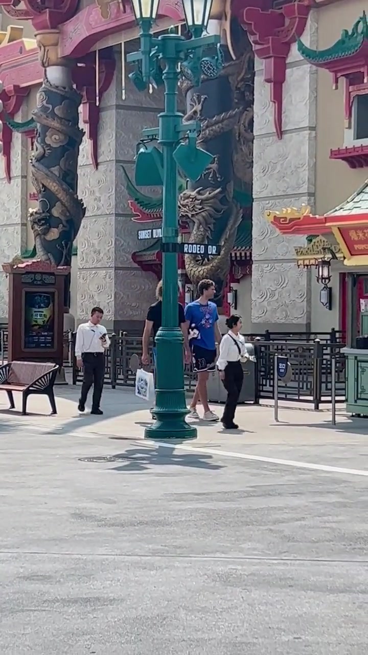 纯旅游来的！洛佩兹兄弟“中国自己行” 路人惊呼：我靠巨人