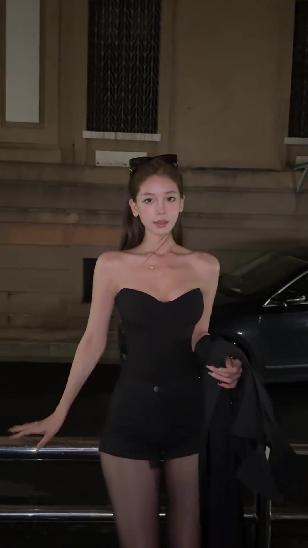 椰子长款风衣搭配黑丝出境 又是羡慕周凯恒的一天