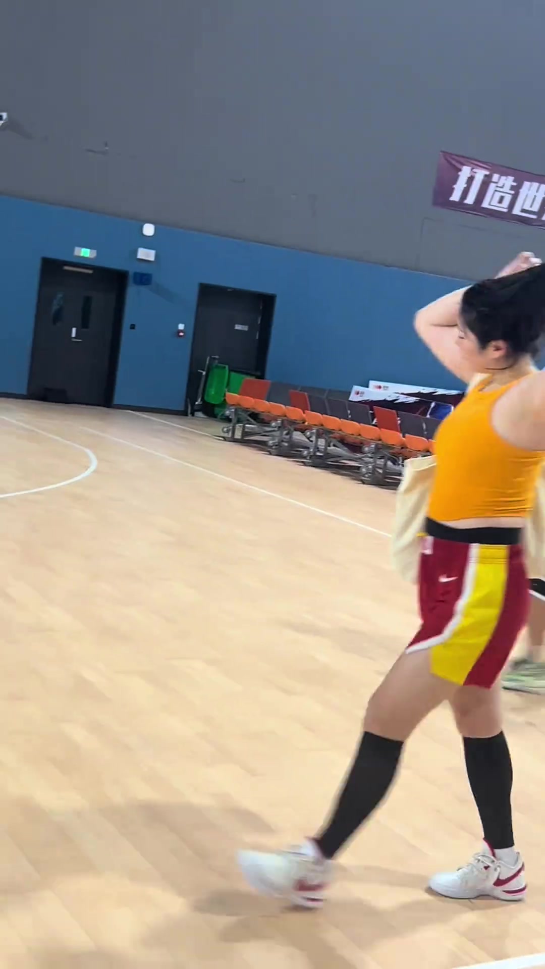 第一次看李梦放下头发的样子 真的是又美又能打