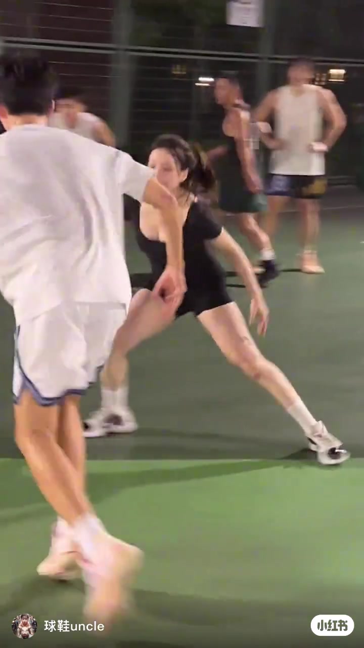 大妹子你是真防啊，逼得小哥哥这能传球了
