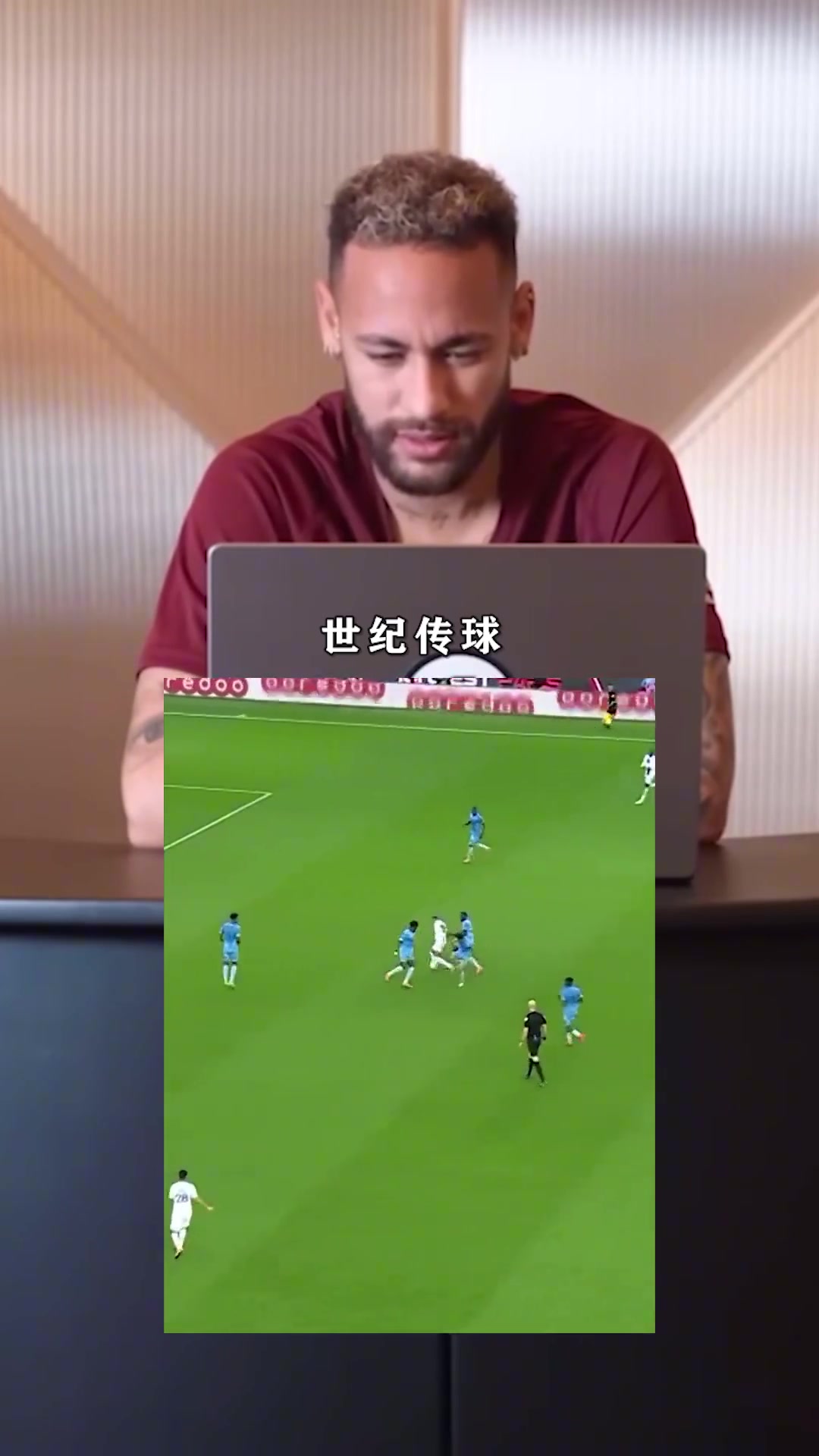 内马尔回看自己传给姆巴佩的那脚世纪助攻，可惜就是没进！