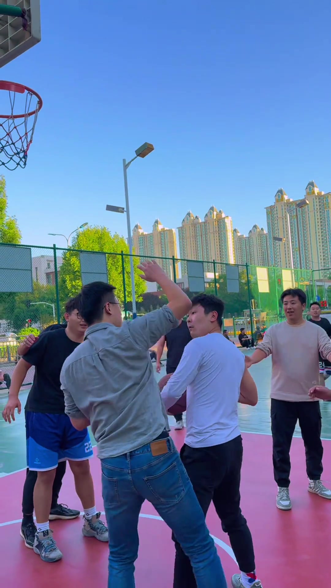 如果进攻球员用身体怼你还瞪你 你会怎么做？