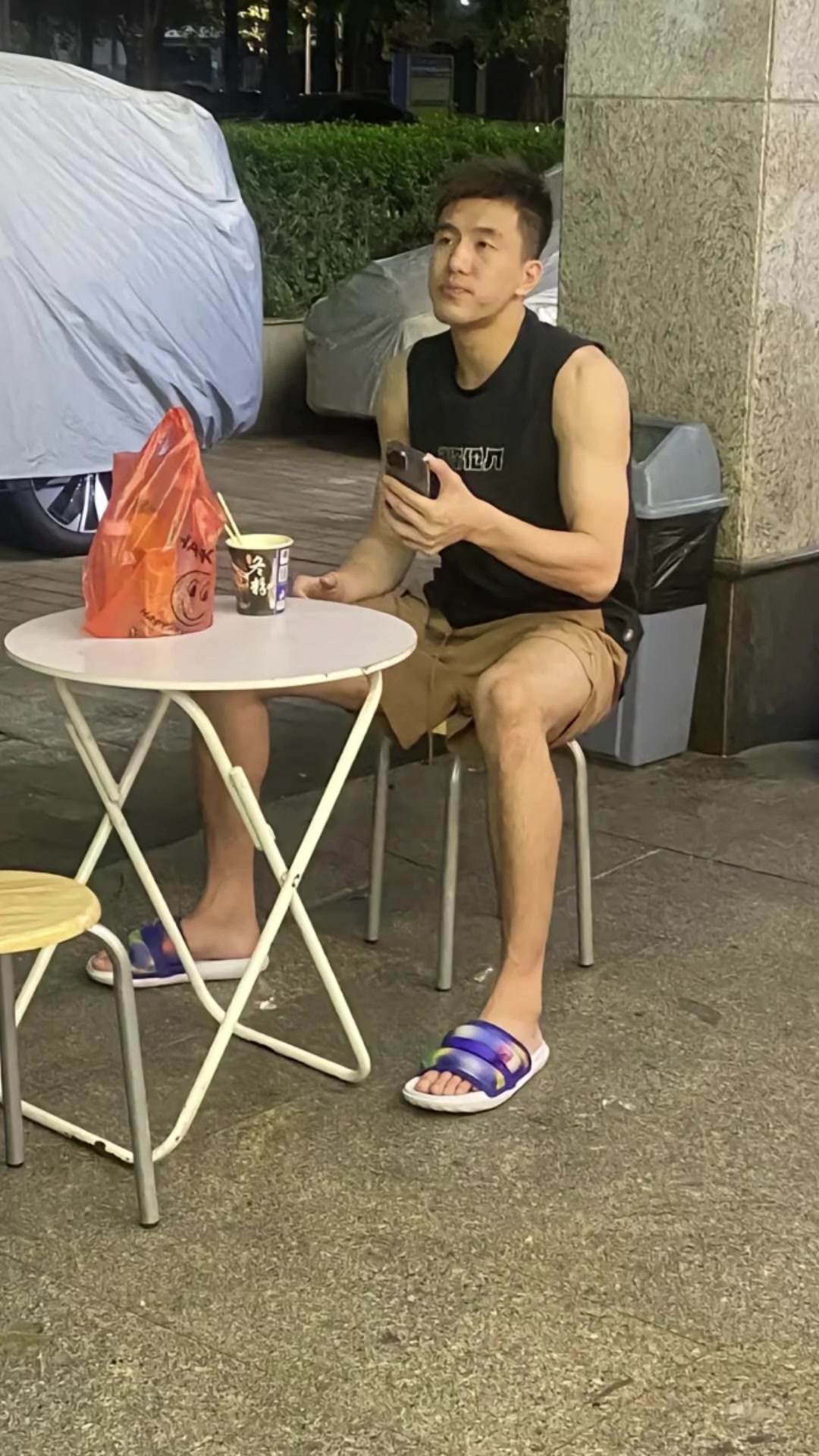 郭艾伦吃不惯南方的东西吗？在广州街上拿着泡面怼