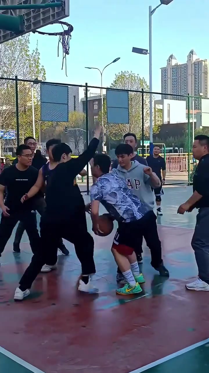 场子一共8个人，合计就哥们一人在玩啊？