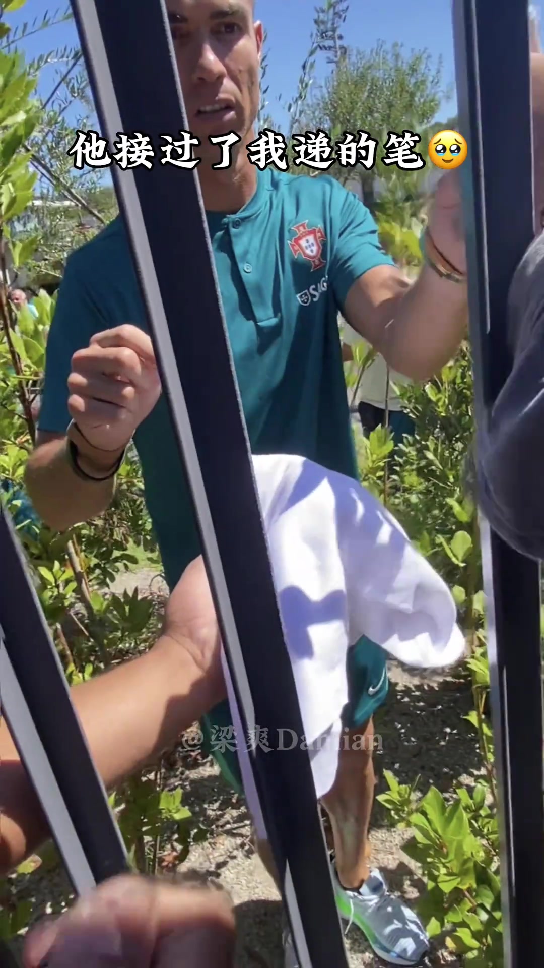 对粉丝没得说！C罗穿过草丛为球迷签名合影