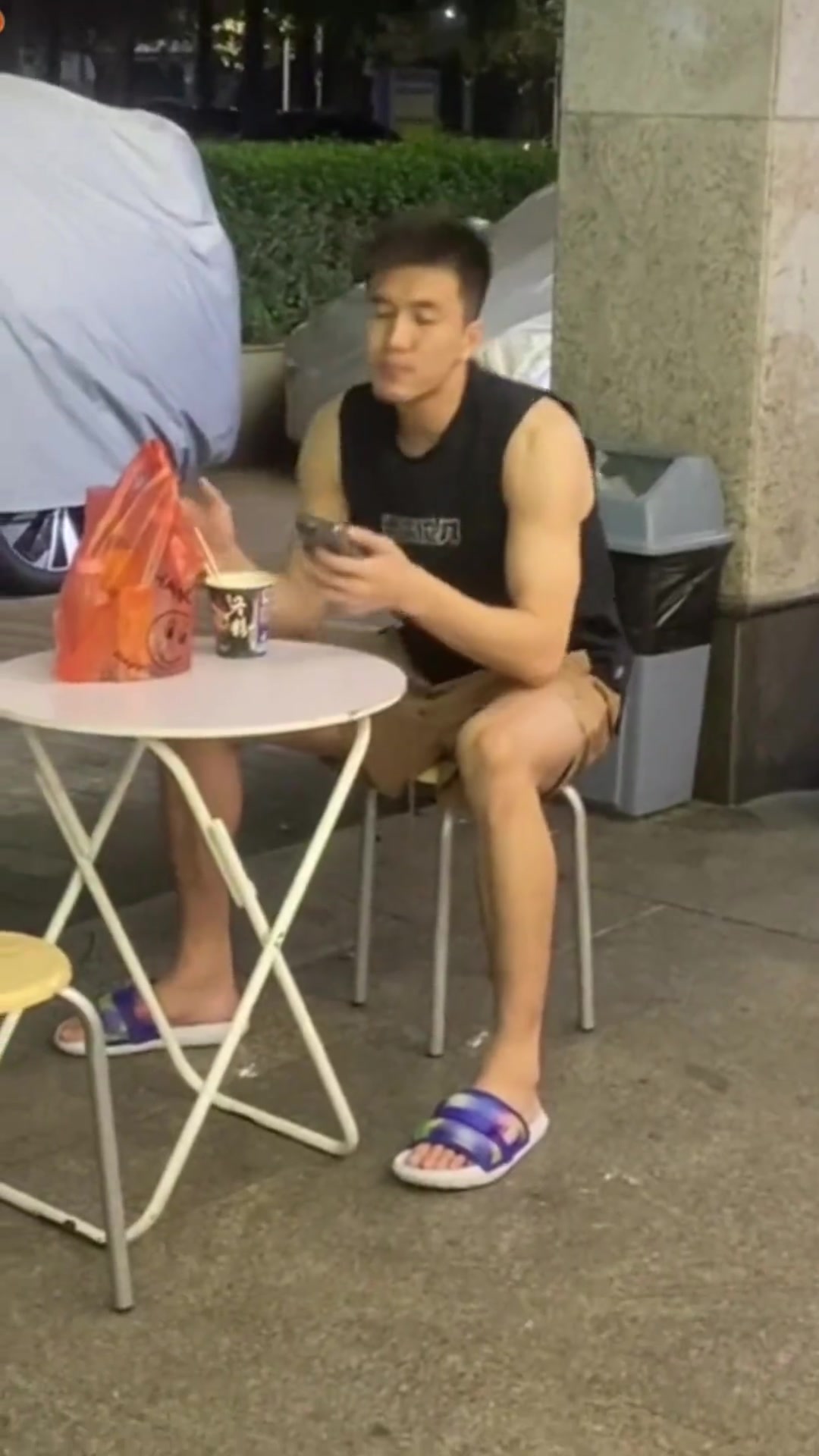 网友晒郭艾伦在街头吃泡面：给孩子弄点好吃的吧