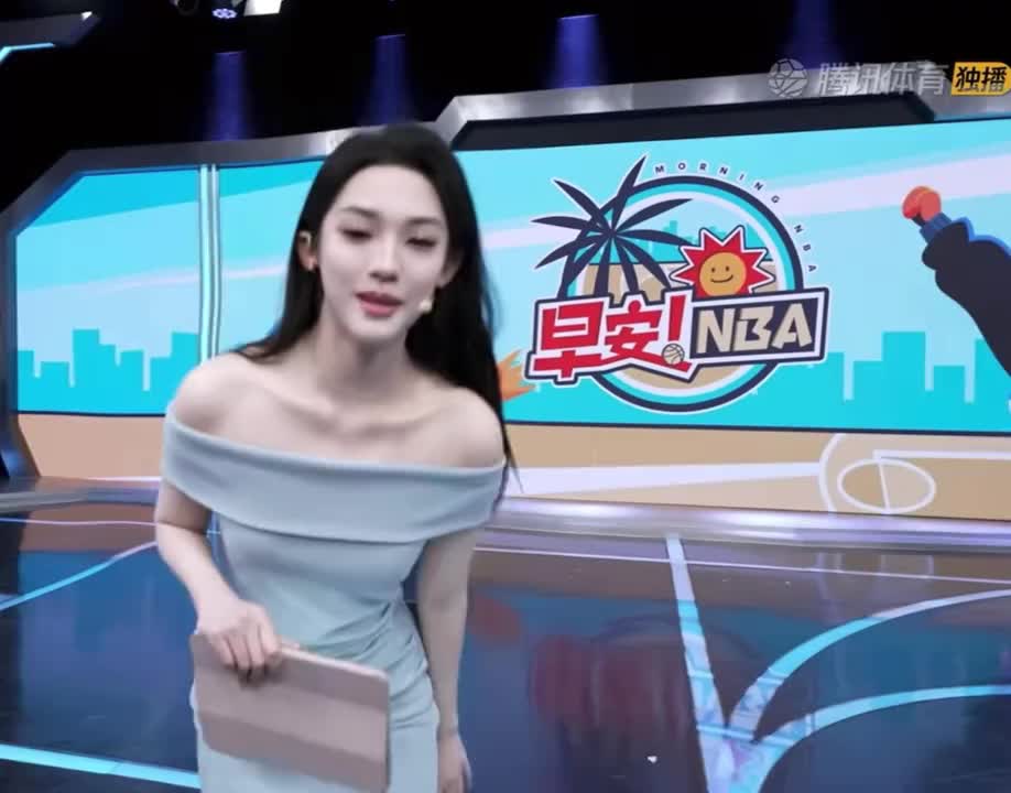 就说这腿是真长！美女主播婧雯：快来跟我一起看球了~