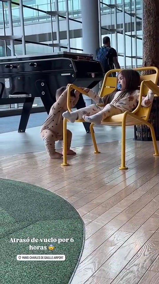 要走了？恩佐伴侣社媒晒视频，带着两个孩子在机场等待航班