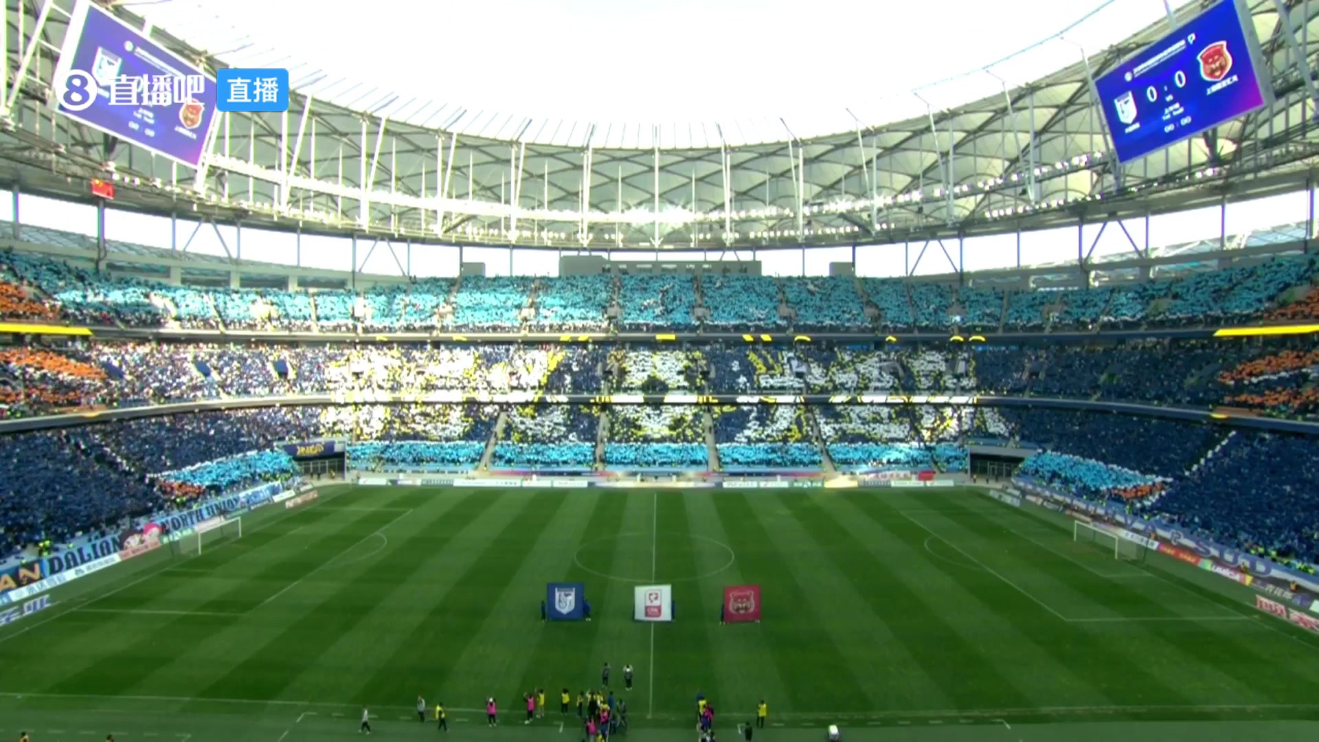 不愧足球城，赛前大连梭鱼湾球场巨型真人TIFO“前进吧，大连队”