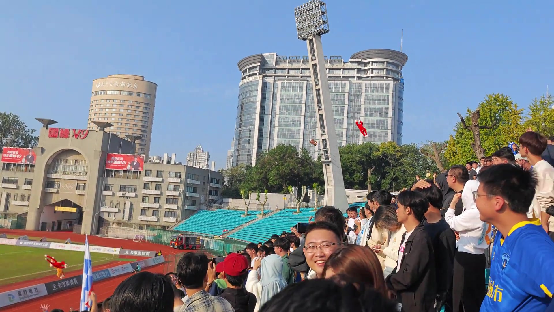 什么情况❓️南京城市主场vs广州，球迷在看台上扔起猴子玩具