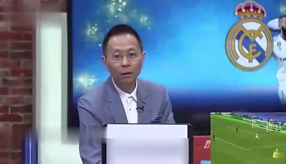 看一次笑一次！卡里乌斯失误丢球后詹俊反应