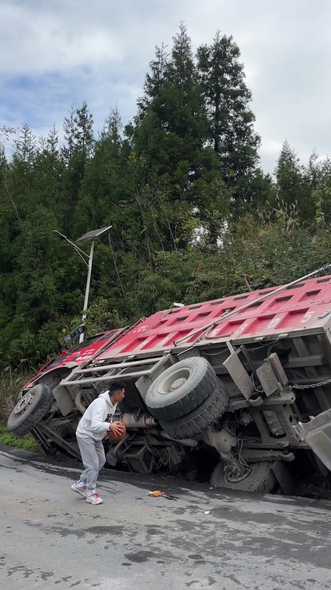 贵州字母哥找了辆侧翻的大货车 直接练起对抗了