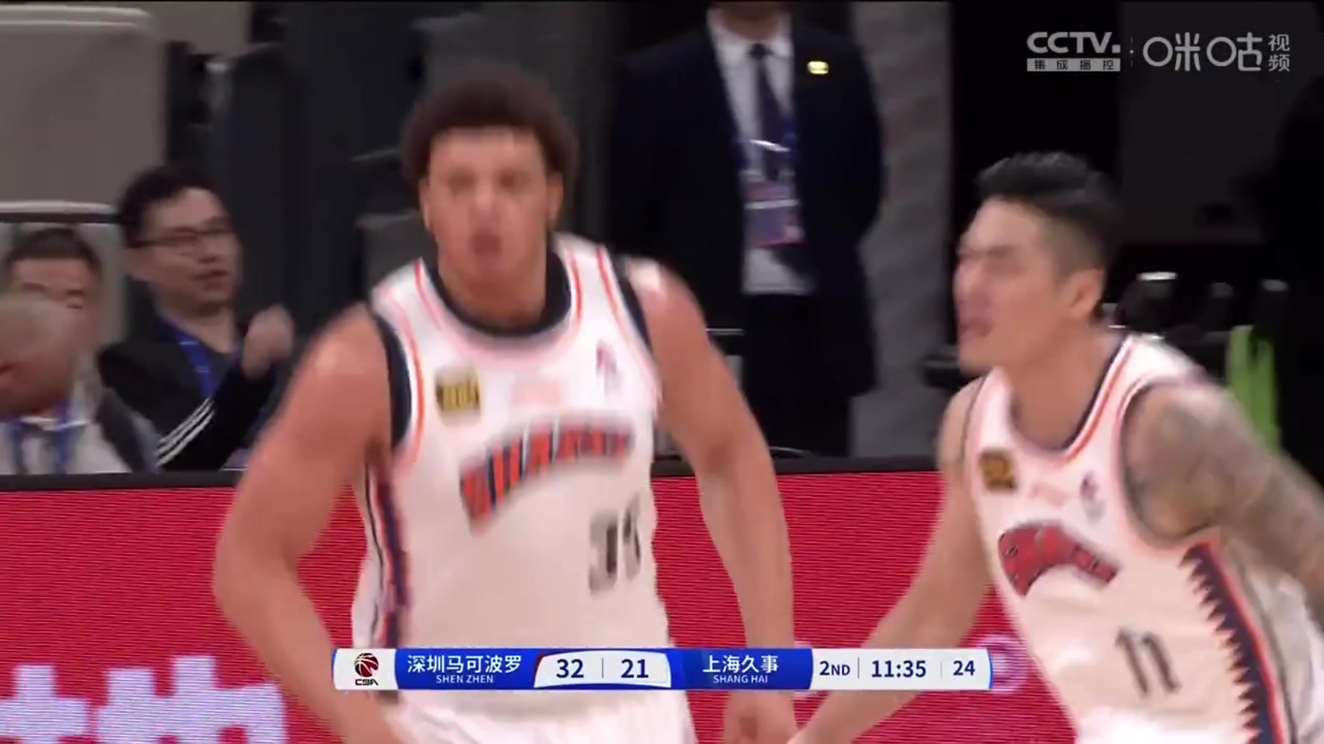 粗中有细！“小胖”洛夫顿1v3慢三步 突破防线献上单臂重扣