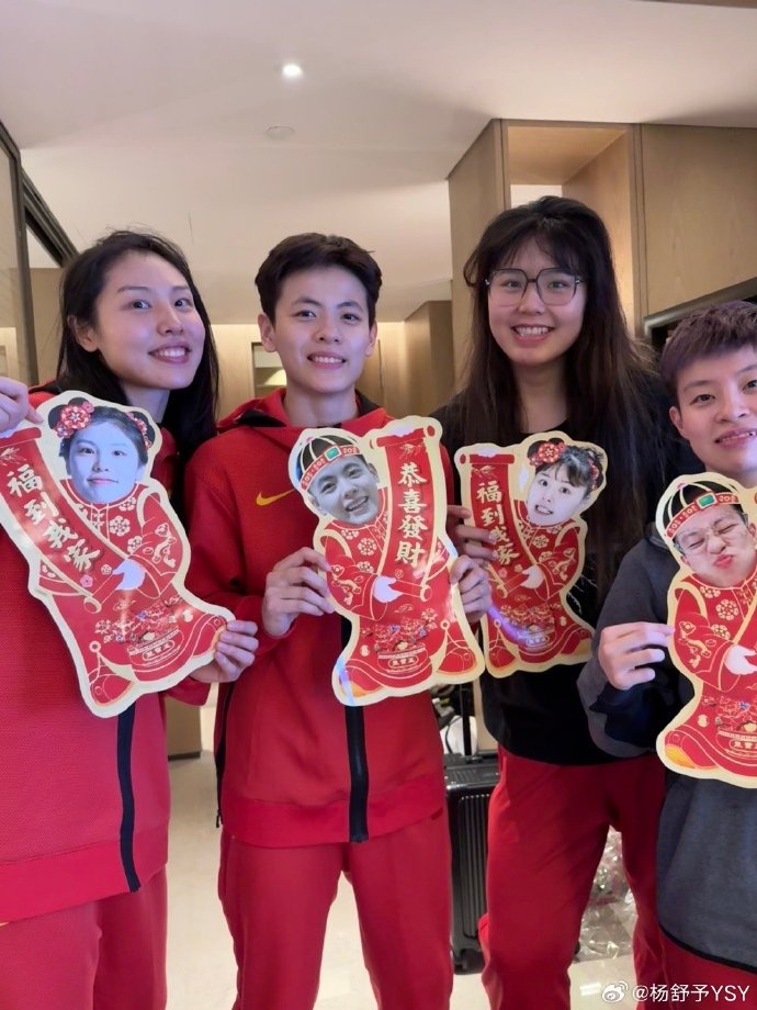 中国女篮获得奥运会资格！杨舒予晒女篮合照：继续继续新年快乐