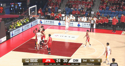 篮板推人启动走步这个球最后吹了中国男篮的无球犯规