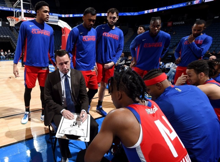 Woj：阿拉巴马州大挖走活塞助教布劳恩亚当斯将继续任助教