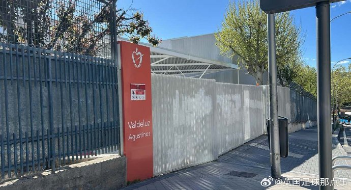 阿森纳今早在瓦尔德卢斯德洛斯奥古斯蒂诺斯学校进行了训练