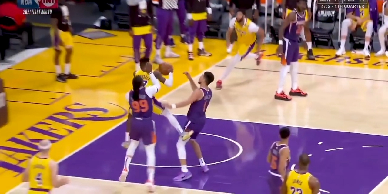 NBA季后赛失去体育精神的时刻施罗德上篮被布克打翻