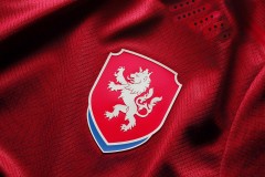 2020-2021欧洲杯捷克主场球衣 队标与传统红蓝配色相得益彰