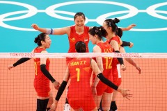 中国女排3-0击败意大利女排 中国女排在东京赢得了第一届奥运会冠军