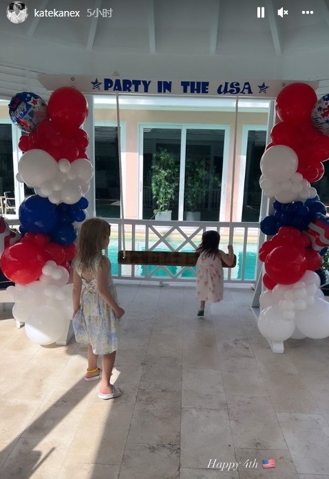 凯恩妻子个人社媒晒两女儿照片，背景板写着：在美国的派对