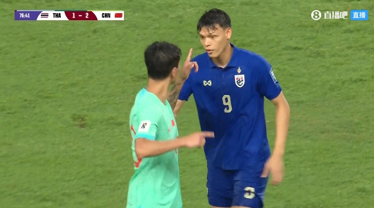 泰国球员推韦世豪让其快点下场，韦世豪转身示意：别碰我！