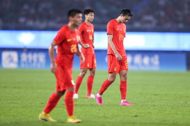 记者：卡塔尔平均年龄小23岁，中国男足