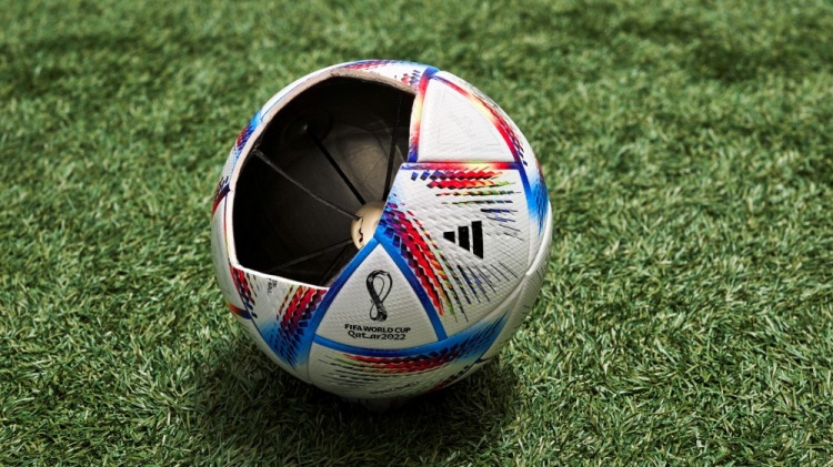 阿迪达斯官方晒照：本届世界杯用球将内置高频精确传感器