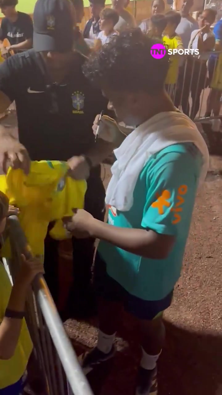 合影&签名得从小练好17岁恩德里克训练后与球迷友好互动