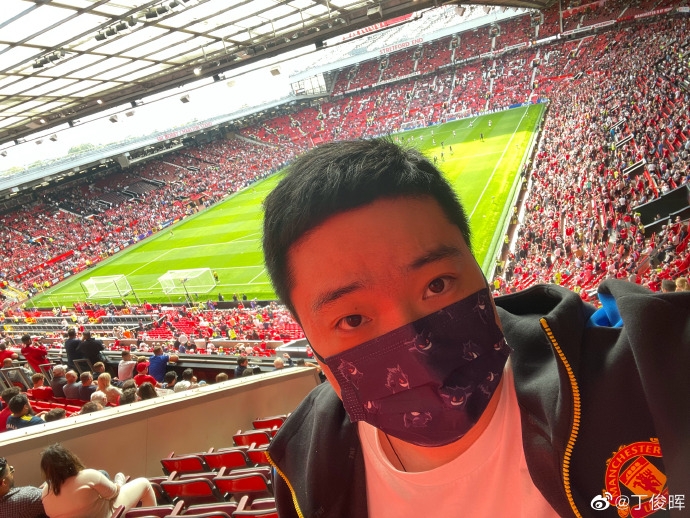红魔vs枪手焦点战！丁俊晖现身梦剧场观战并晒出自拍