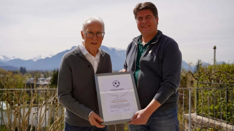 贝肯鲍尔被授予德国足球大使协会荣誉奖，表彰其树立的积极形象
