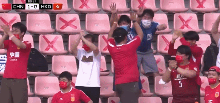 谭龙破僵后，看台上的日本球迷也跟着一起庆祝！