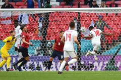 英格兰1-0捷克斯特林在上半场比赛凯恩错过了机会