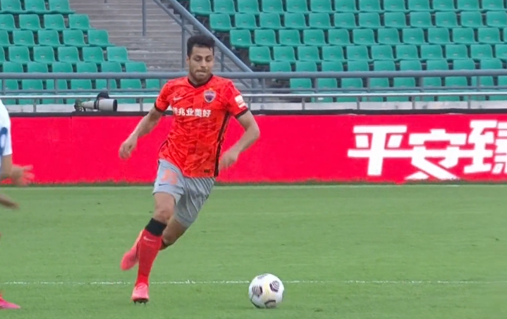 中场休息——刘彬彬送出助攻费莱尼破门 山东泰山暂时1-0深脚