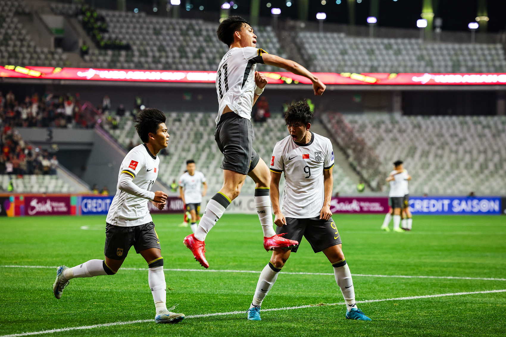 全面压制！国青半场控球率高达7成，射门比93，造对方3张黄牌