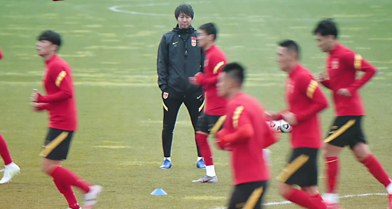 足球新闻:稳定的中场状态在国足中后卫中可谓“爆棚”