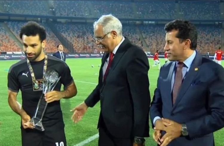 埃及足协向萨拉赫颁发特制奖杯，以表彰其为国家和俱乐部所作贡献