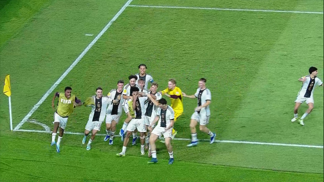 悲喜两重天！德国U17全队狂欢庆祝队史首冠，法国U17众人落寞哽咽