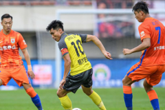 山东泰山1-0广州队新赛季连胜两场 费莱尼头球攻门