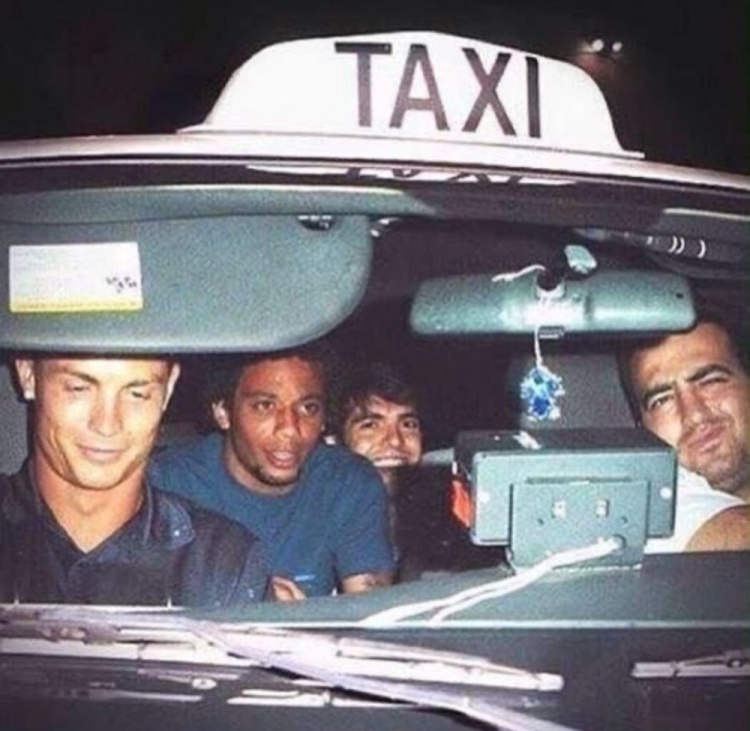 满满的回忆！C罗、马塞洛、卡卡坐出租车旧照