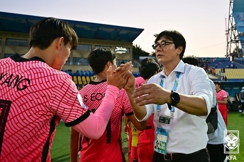 记者：韩国U23主帅黄善洪等感染新冠，短期内无法返回韩国