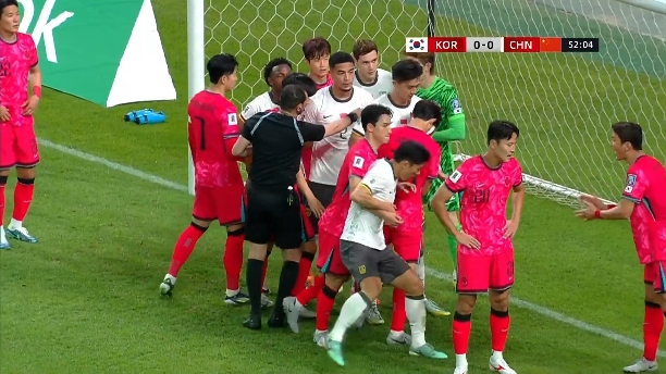 全是人国足主罚角球时，韩国禁区内一片“盛况”