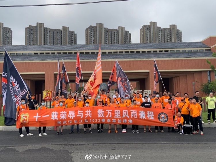 武汉球迷送武汉长江队出征：十一载荣辱与共 数万里风雨兼程