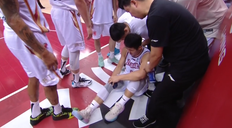 陆文博突破摔倒膝盖受伤 目前留在场边接受治疗