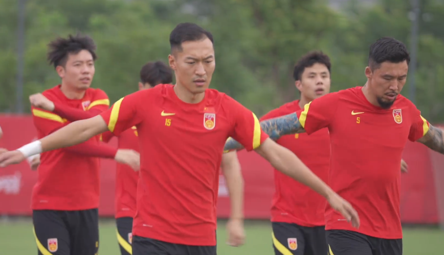 北青：国足26日凌晨飞赴卡塔尔 能否用空调球场训练存疑