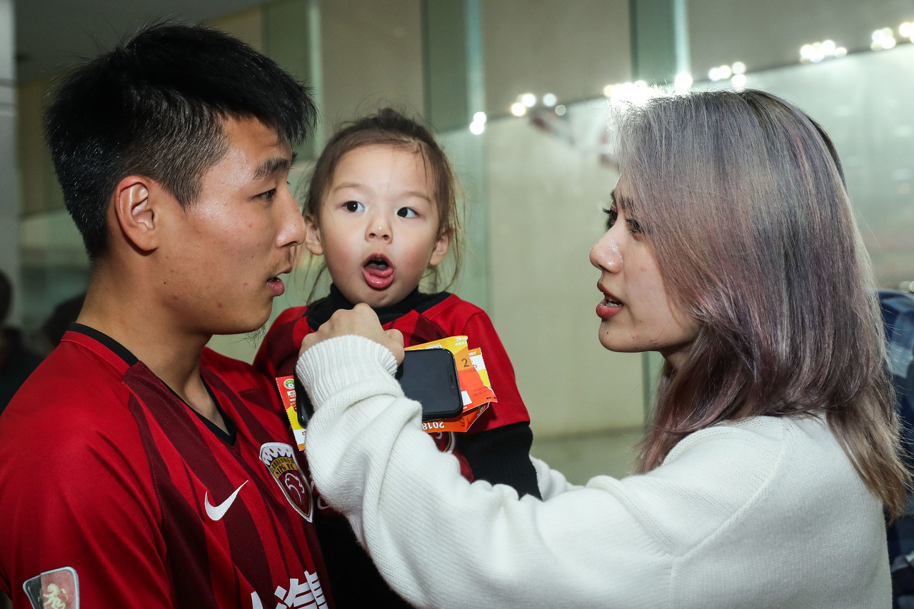 武磊的妻子:来到西班牙后 他更加心疼武磊 他喜欢承受压力