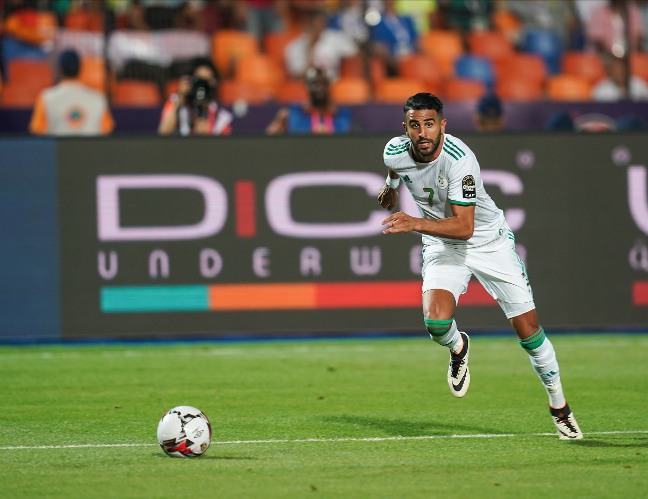 阿尔及利亚足协官方：马赫雷斯将缺席本次集训及两场非洲杯预选赛