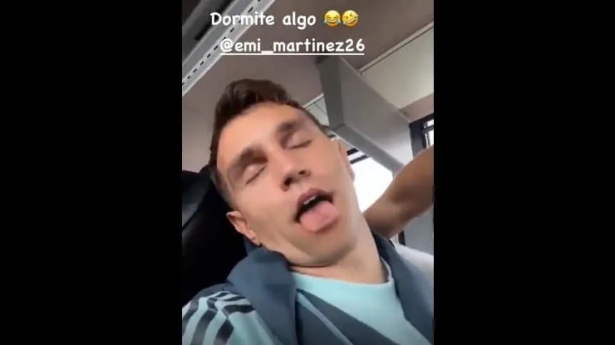 阿根廷门将马丁内斯在大巴车上睡着，被队友整蛊拍下丑照传上网